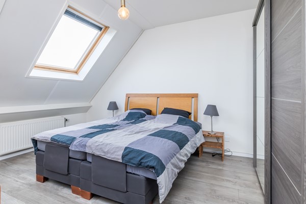 Foto - Te koop: Op goede en in geliefde woonwijk in Voerendaal gelegen halfvrijstaande bovenwoning (type B3 maisonnette), met o.a. dakterras, separate berging op de begane grond en eigen parkeerplaats. 